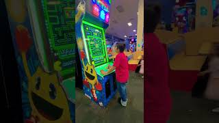 Jugando maquinitas en ChuckECheeses shortsfeed comedia humor funny alfredolarin maquinitas [upl. by Hewet]