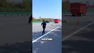 Ce policier sauve la marchandise de ce chauffeur 😱 [upl. by Jat]