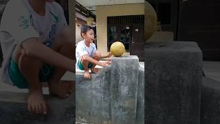 ambil bola di atas pagar😀 bolaanak funny shorts [upl. by Heise]