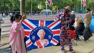 Mindenki a királynőt akarja látni Londonban [upl. by Hibbitts]