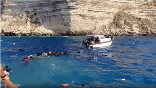 I turisti cercano di salvare i migranti a Lampedusa [upl. by Melicent]