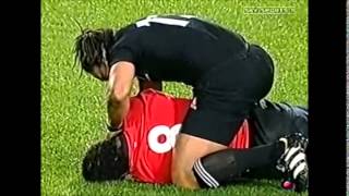 Tana Umaga helps Colin Charvis [upl. by Aztiley]