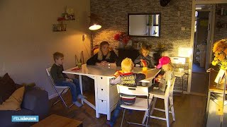 Met vier kinderen op 58 vierkante meter woningnood hoog  RTL NIEUWS [upl. by Runkel26]