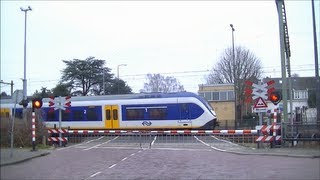 Spoorwegovergang NaardenBussum  Dutch railroad crossing [upl. by Bowler]