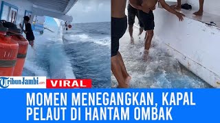 Momen Kapal Nelayan Dihantam Ombak Hingga Bikin Panik [upl. by Giffard91]