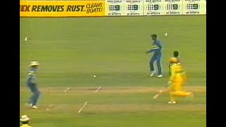 Parklands cricket Comical fielding by Gurusingha and Ranatunga vs Australia ODI WACA 1989 90 [upl. by Inglebert]