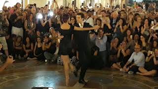 Roberto Bolle e la prima ballerina della Scala Nicoletta Manni 14062018 Tango in galleria a Milano [upl. by Ardra]