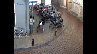 Terwijl de klokken luiden steelt hij even de fiets van een kerkganger in Kampen  Plaats Delict [upl. by Zusman]