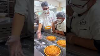 Why sprinkle flour on moon cakes and then sweep them away [upl. by Leandro736]