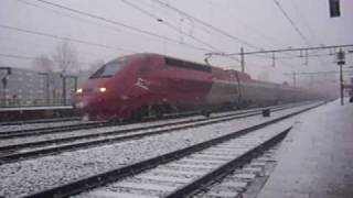 Thalys in Gouda in de sneeuw  Thalys train in Gouda in the snow [upl. by Ru640]