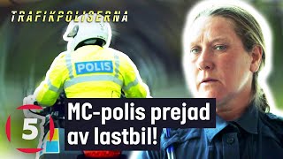 Lastbilschaufför PREJAR motorcykelpolis av vägen  Trafikpoliserna  Kanal 5 Sverige [upl. by Fredela]