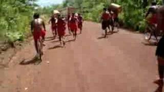 Corrida com tora de buriti na Aldeia São Marcos [upl. by Adnaluoy]