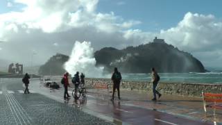 BIG WAVES Olas gigantes en el Paseo Nuevo Donostia  San Sebastián [upl. by Adonis393]