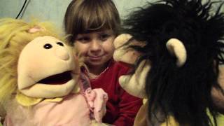 Plumette 3 ans mime et punit sa marionnette [upl. by Sirovat]