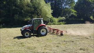 Heuernte 2017 Wenden mit Steyr Kompakt 4085 und Kuhn GF 4201 MH [upl. by Trembly]