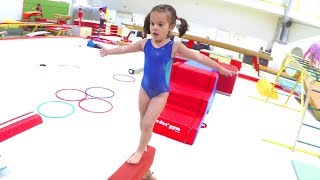 PREMIER COURS de GYMNASTIQUE INDOOR FR  ENTRAINEMENT avant le CONCOURS   La Famille Démo Jouets [upl. by Ausoj855]