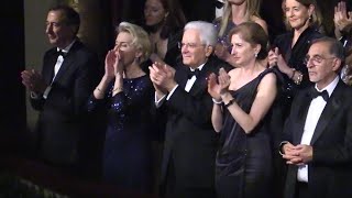 Prima alla Scala Von Der Leyen applaude e urla quotBraviquot Meloni quotTornerò lanno prossimo Vediamoquot [upl. by Bedwell]