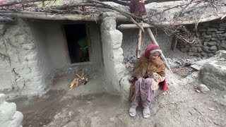 An Old Women Living Alone in Pure Mud House  Very Difficult Life  Mountain Life in Pakistanpart 2 [upl. by Naghem]