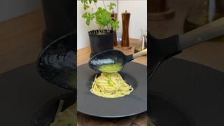 Pasta Aglio olio e peperoncino 😍 pasta italianfood rezept youtubeshorts rezepte [upl. by Marge]