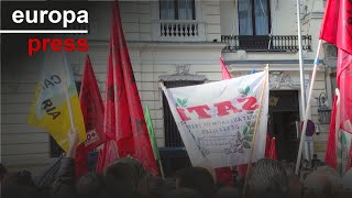 Protesta de conductores de autobuses y grúas para exigir la mejora de su jubilación [upl. by Endor409]