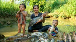 Meet giant fish catch fish trap fish with your children to sell at the market  cook food for pigs [upl. by Atined639]