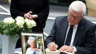 Steinmeier trägt sich in Kondolenzbuch für verstorbene Queen ein  AFP [upl. by Odrahcir553]