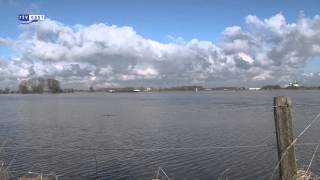 Schip raakt vast op IJssel bij Zwolle [upl. by Essam]