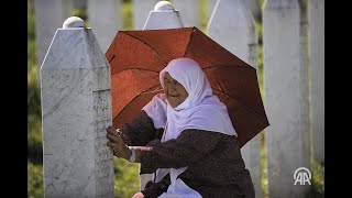 Nezira Mehmedović pored mezara sinova ubijena u genocidu Zajedno su otišli i nisu došli [upl. by Leo]