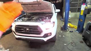 Toyota Tacoma 2020 Como cambiar las bombillas para las luces delanteras y las luces direccionales [upl. by Derf]