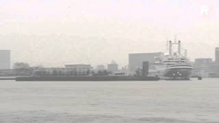 Enorm cruiseschip aangekomen in Rotterdam [upl. by Enytsirk]