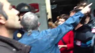 Cargas Corte Ingles Sabino Cuadra se encara a la policía [upl. by Atinniuq496]