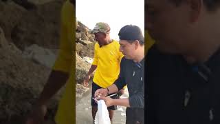 Recolecta de ostiones en la playa pescador pesca ostion [upl. by Ashley]