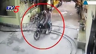 Chain Snatching Caught On Cam  Thief Entered Into House amp Snatched Chain From Woman  TV5 News [upl. by Berners297]