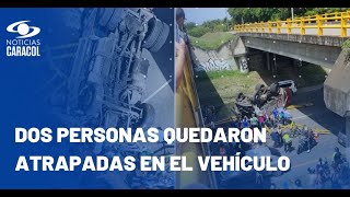 Grave accidente en vía CaliPalmira camión recolector de basura cayó desde un puente [upl. by Ron391]