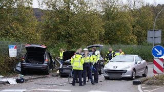 Unfall in Esslingen Polizisten weinen um totgefahrene Mutter und Söhne [upl. by Ilehs]