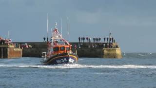 New RNLI Shannon Lifeboat 1315 Frederick William Plaxton arrives in Scarborough [upl. by Al]