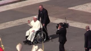 Domenica delle Palme Papa Francesco saluta i cardinali in piazza San Pietro [upl. by Thurman]