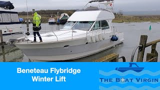 Lifting a Beneteau Flybridge yacht [upl. by Therine]