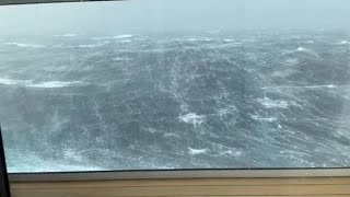 Onde terrificanti riprese dalla nave da crociera centinaia di feriti [upl. by Htiekal]