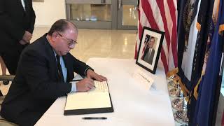 Firma libro condolencias por fallecimiento del expresidente de los Estados Unidos George H W Bush [upl. by Essined686]