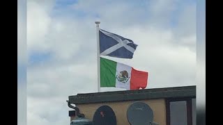 Izan bandera de México contra Donald Trump en Escocia [upl. by Atinek]