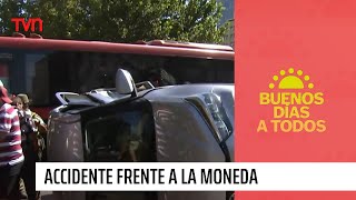 Automóvil quedó volcado Impactante accidente al frente de La Moneda  Buenos días a todos [upl. by Nabal713]