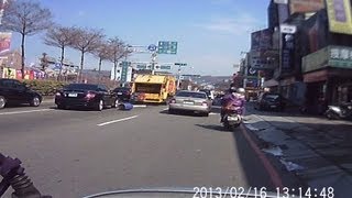 行車紀錄器垃圾車廚餘桶未繫好掉落路中央 Car Recoder Garbage Truck Drops A Bin [upl. by Ubana]