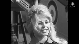 En 1959 Brigitte Bardot interviewée sur un plateau de tournage [upl. by Llekcm]