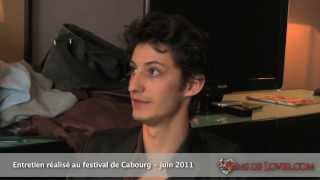 quotJaime regarder les fillesquot  Interview de Audrey Bastien et Pierre Niney [upl. by Dewey108]