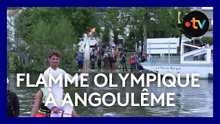 La flamme olympique sur la Charente à Angoulême [upl. by Einohpets]