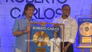 Roberto Carlos  futbolista entrega discos a Roberto Carlos  cantante en ESPAÑA [upl. by Jaime]