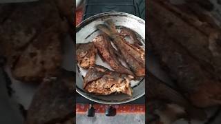 Pescado frito con ensalada🥗hungrycookingrecetasshorts [upl. by Amikat]