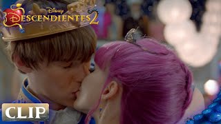 Descendientes 2  El Beso De Mal Y Ben  Clip9  Latino   Disney Channel [upl. by Profant180]