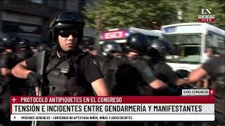 Protocolo antipiquetes en el Congreso tensión e incidentes entre Gendarmería y manifestantes [upl. by Dauf]